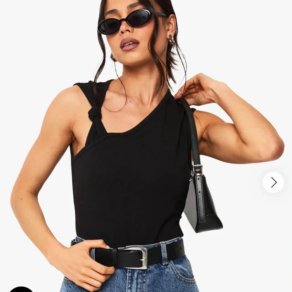 NWT Boohoo Asymmetrical Knot Tank Top - Picture 1 of 3